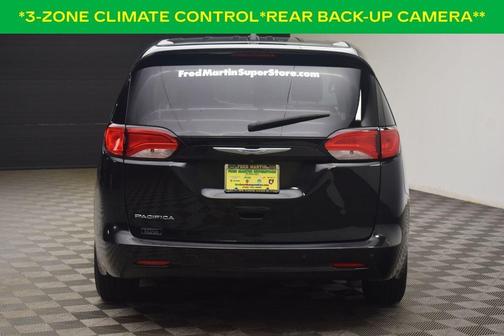 Brilliant Black Crystal Pearlcoat 2019 Chrysler Pacifica L