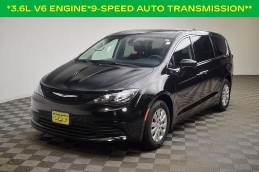 Brilliant Black Crystal Pearlcoat 2019 Chrysler Pacifica L