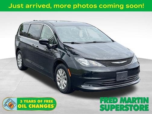 Brilliant Black Crystal Pearlcoat 2019 Chrysler Pacifica L