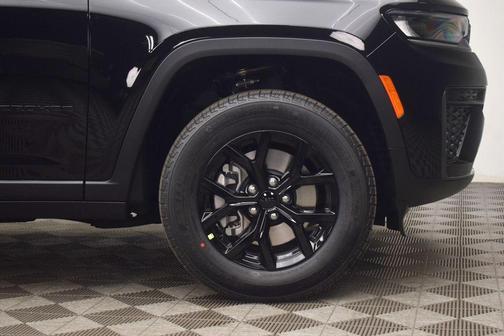 Diamond Black 2026 Jeep Grand Cherokee L Laredo