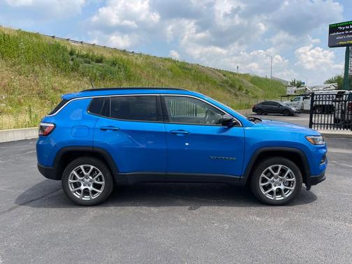 2022 Jeep Compass Latitude Lux