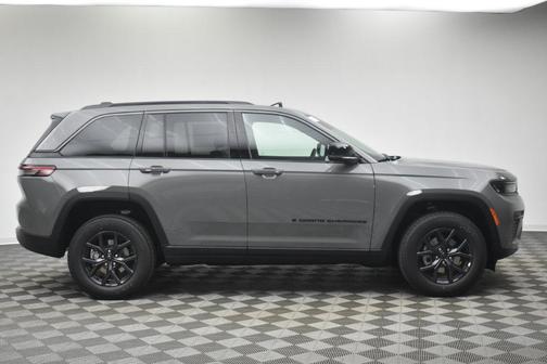 Sting Gray Clearcoat 2027 Jeep Grand Cherokee Laredo