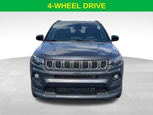 Granite Crystal Clearcoat Metallic 2023 Jeep Compass Latitude