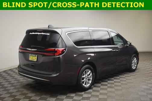 2023 Chrysler Pacifica Touring-L