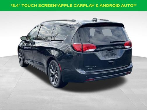 Brilliant Black Crystal Pearlcoat 2018 Chrysler Pacifica Touring-L