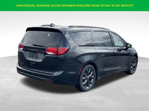 Brilliant Black Crystal Pearlcoat 2018 Chrysler Pacifica Touring-L