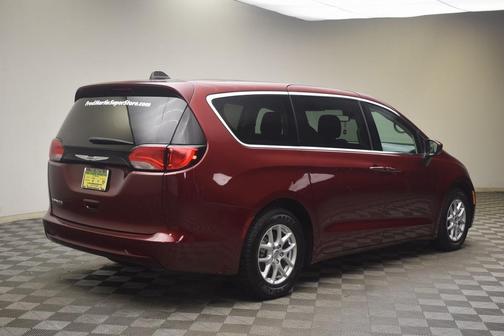 2023 Chrysler Voyager LX