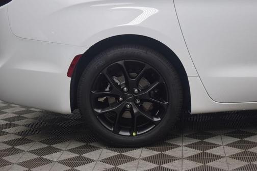 Bright White Clearcoat 2027 Chrysler Pacifica SELECT
