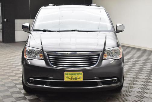 Photo 5 of 31 of 2016 Chrysler Town & Country Touring-L