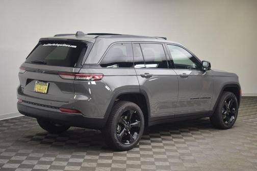 Sting Gray Clearcoat 2027 Jeep Grand Cherokee Limited