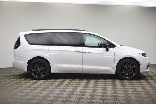 Bright White Clearcoat 2026 Chrysler Pacifica Select