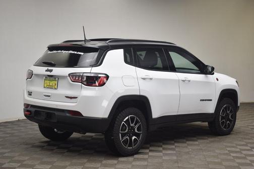 Bright White Clearcoat 2026 Jeep Compass Trailhawk