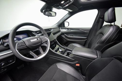 Diamond Black 2024 Jeep Grand Cherokee Laredo