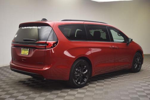 PR6 2027 Chrysler Pacifica LIMITED