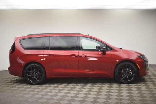 PR6 2027 Chrysler Pacifica LIMITED