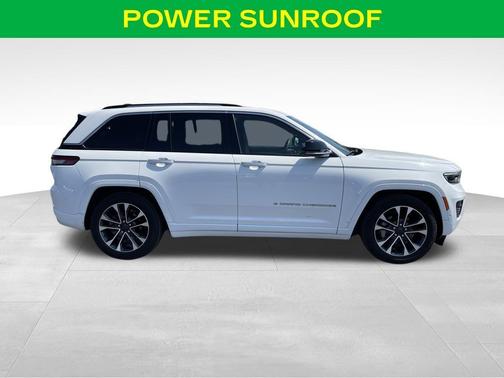Bright White Clearcoat 2023 Jeep Grand Cherokee Overland