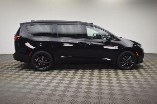 Diamond Black 2026 Chrysler Pacifica Limited