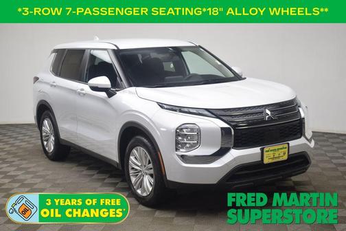 White Diamond / Black 2024 Mitsubishi Outlander ES