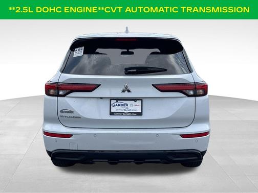 White Diamond / Black 2024 Mitsubishi Outlander ES