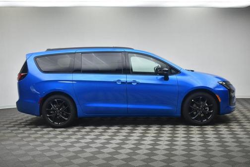 Hydro Blue Pearlcoat 2027 Chrysler Pacifica SELECT