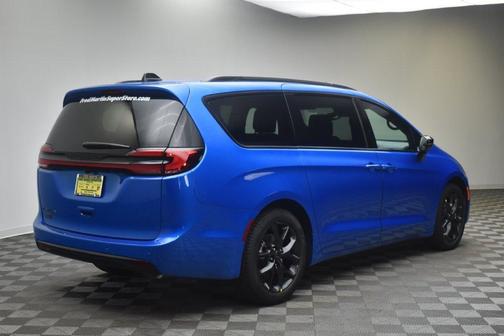 Hydro Blue Pearlcoat 2027 Chrysler Pacifica SELECT