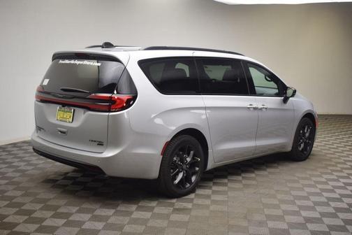 Silver Mist Clearcoat 2026 Chrysler Pacifica Limited