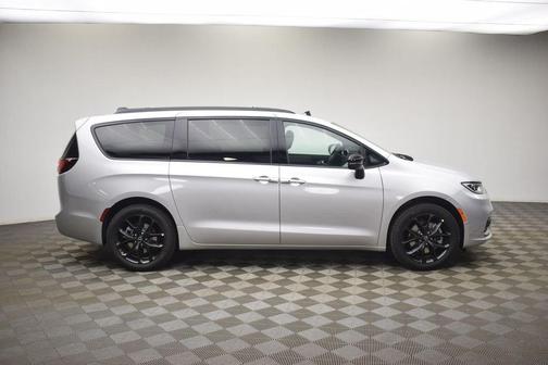 Silver Mist Clearcoat 2026 Chrysler Pacifica Limited