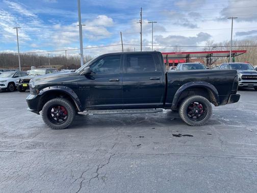 Brilliant Black Crystal Pearlcoat 2019 RAM 1500 Classic Express