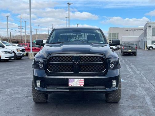 Brilliant Black Crystal Pearlcoat 2019 RAM 1500 Classic Express