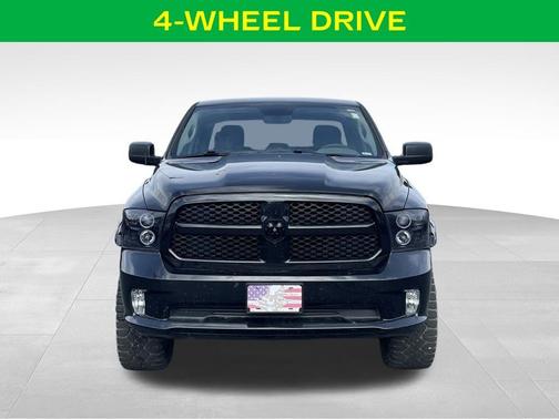 Brilliant Black Crystal Pearlcoat 2019 RAM 1500 Classic Express