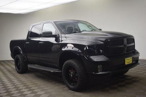 Brilliant Black Crystal Pearlcoat 2019 RAM 1500 Classic Express