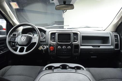 Brilliant Black Crystal Pearlcoat 2019 RAM 1500 Classic Express