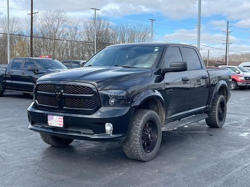 Brilliant Black Crystal Pearlcoat 2019 RAM 1500 Classic Express