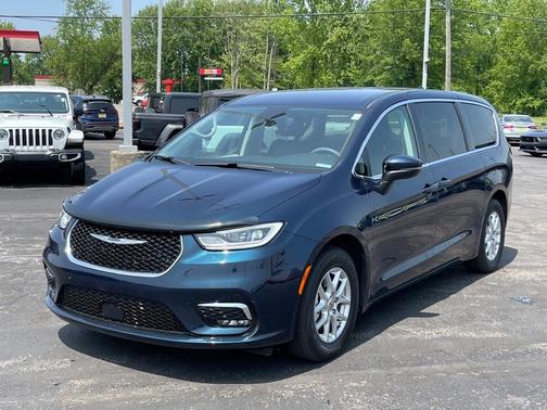 2023 Chrysler Pacifica Touring-L
