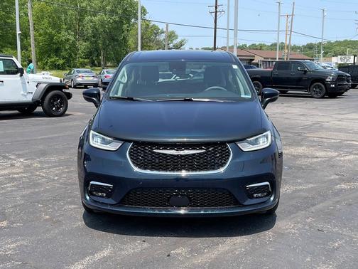 2023 Chrysler Pacifica Touring-L
