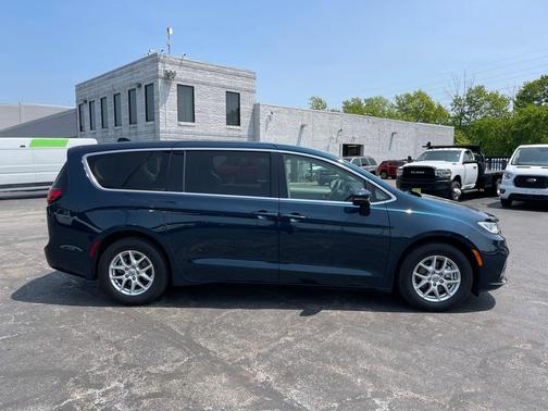 2023 Chrysler Pacifica Touring-L