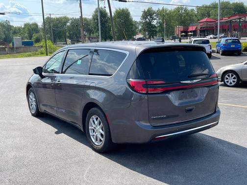 2023 Chrysler Pacifica Touring-L