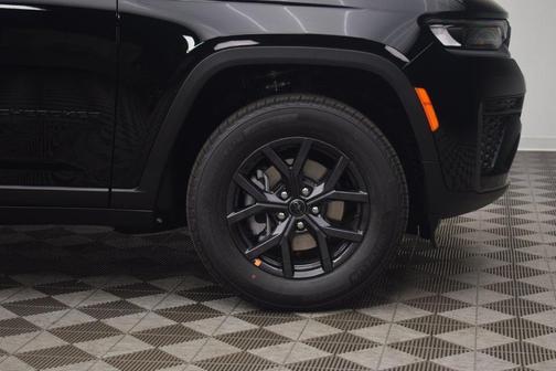 Gloss Black 2027 Jeep Grand Cherokee Laredo