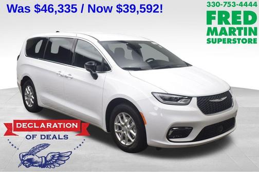 Bright White Clearcoat 2026 Chrysler Pacifica Select