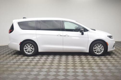 Bright White Clearcoat 2026 Chrysler Pacifica Select