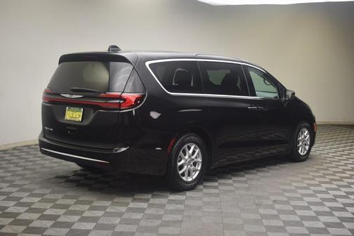 2023 Chrysler Pacifica Touring-L