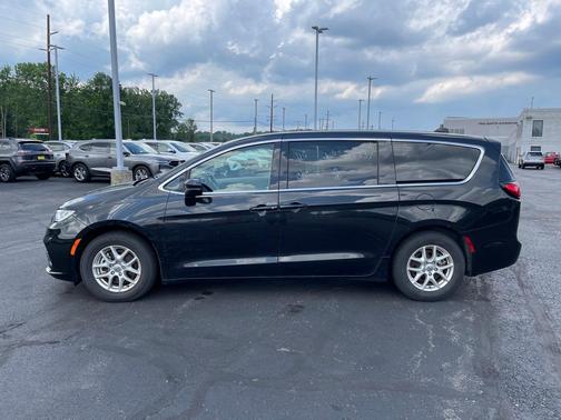 2023 Chrysler Pacifica Touring-L