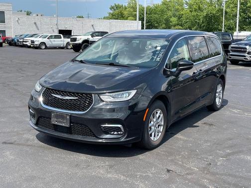 2023 Chrysler Pacifica Touring-L