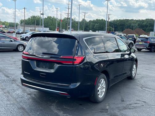 2023 Chrysler Pacifica Touring-L