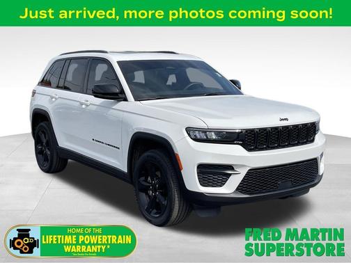 Bright White Clearcoat 2023 Jeep Grand Cherokee Altitude