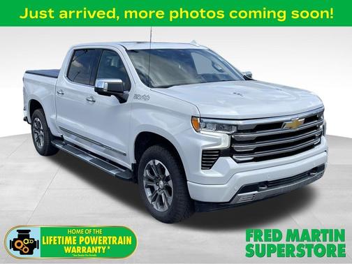 Iridescent Pearl Tricoat 2025 Chevrolet Silverado 1500 High Country