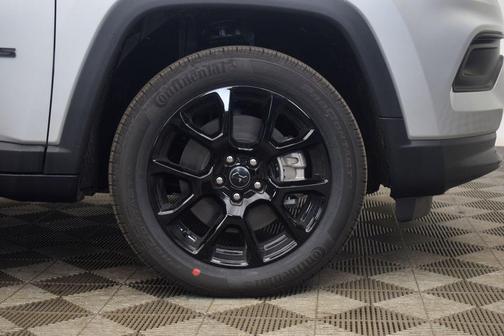 Silver Zynith 2026 Jeep Compass Latitude