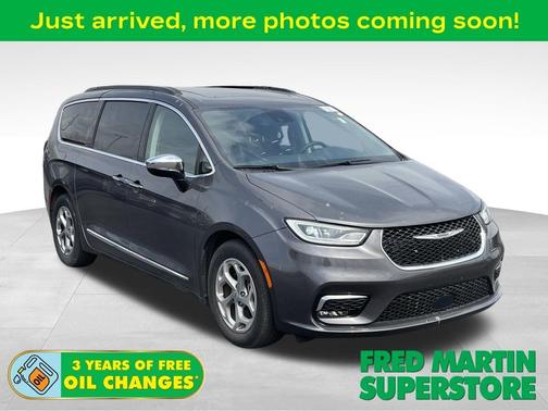 Granite Crystal Clearcoat Metallic 2023 Chrysler Pacifica Limited