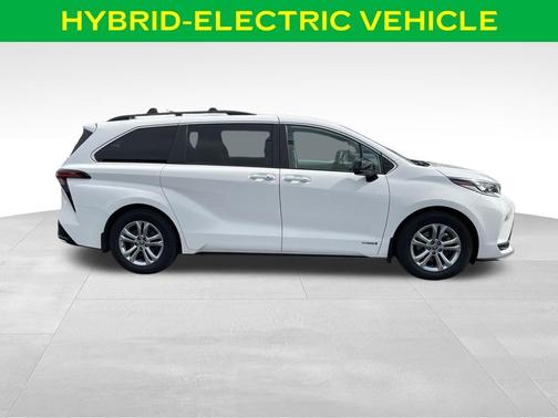 2021 Toyota Sienna XSE 7 Passenger