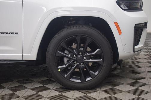 Bright White Clearcoat 2026 Jeep Grand Cherokee Limited